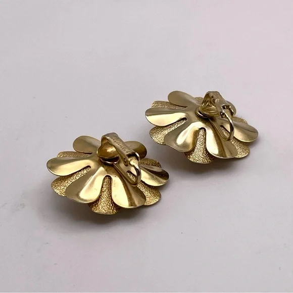 Cute Vintage Sarah Coventry Exotic Flower Clip Earrings Gold Tone Red Moonglow - Picture 10 of 12
